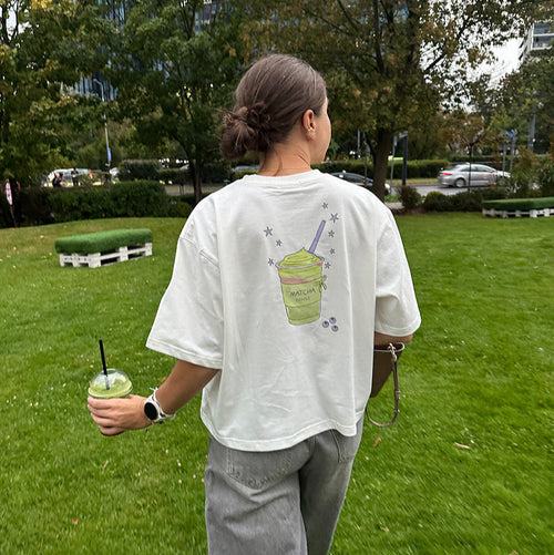 Biała koszulka MATCHA DEPOSE oversize z grafiką matcha latte – unisex t-shirt 100% bawełna, idealny prezent dla fana matchy