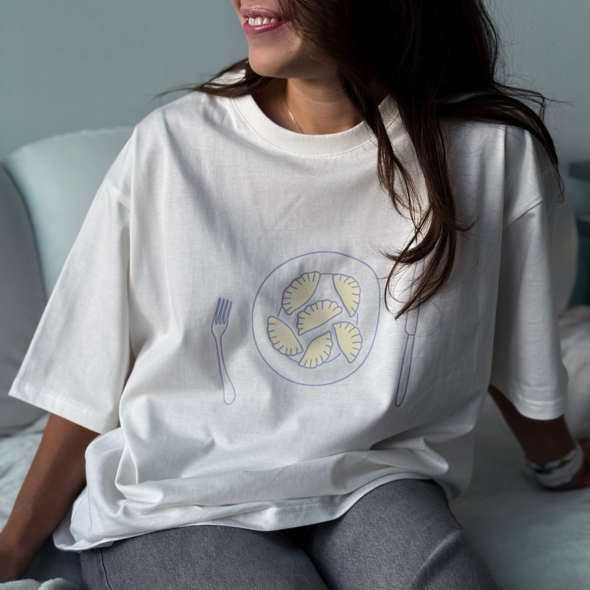 Zdjęcie przestawia koszulkę z pierogami na talerzu